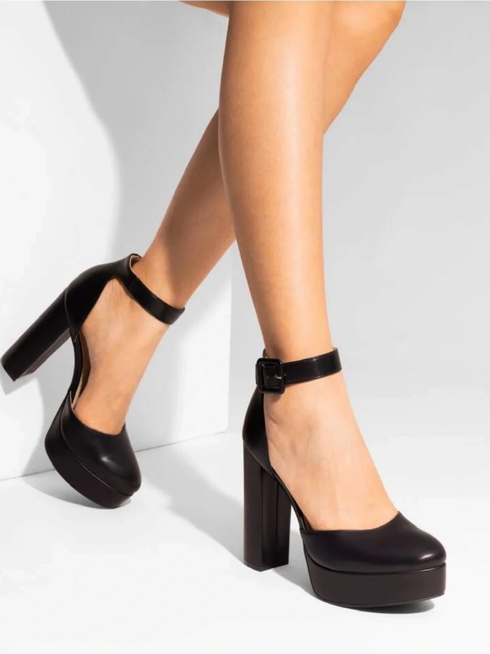 Size 6 Dream Pairs Black Heels